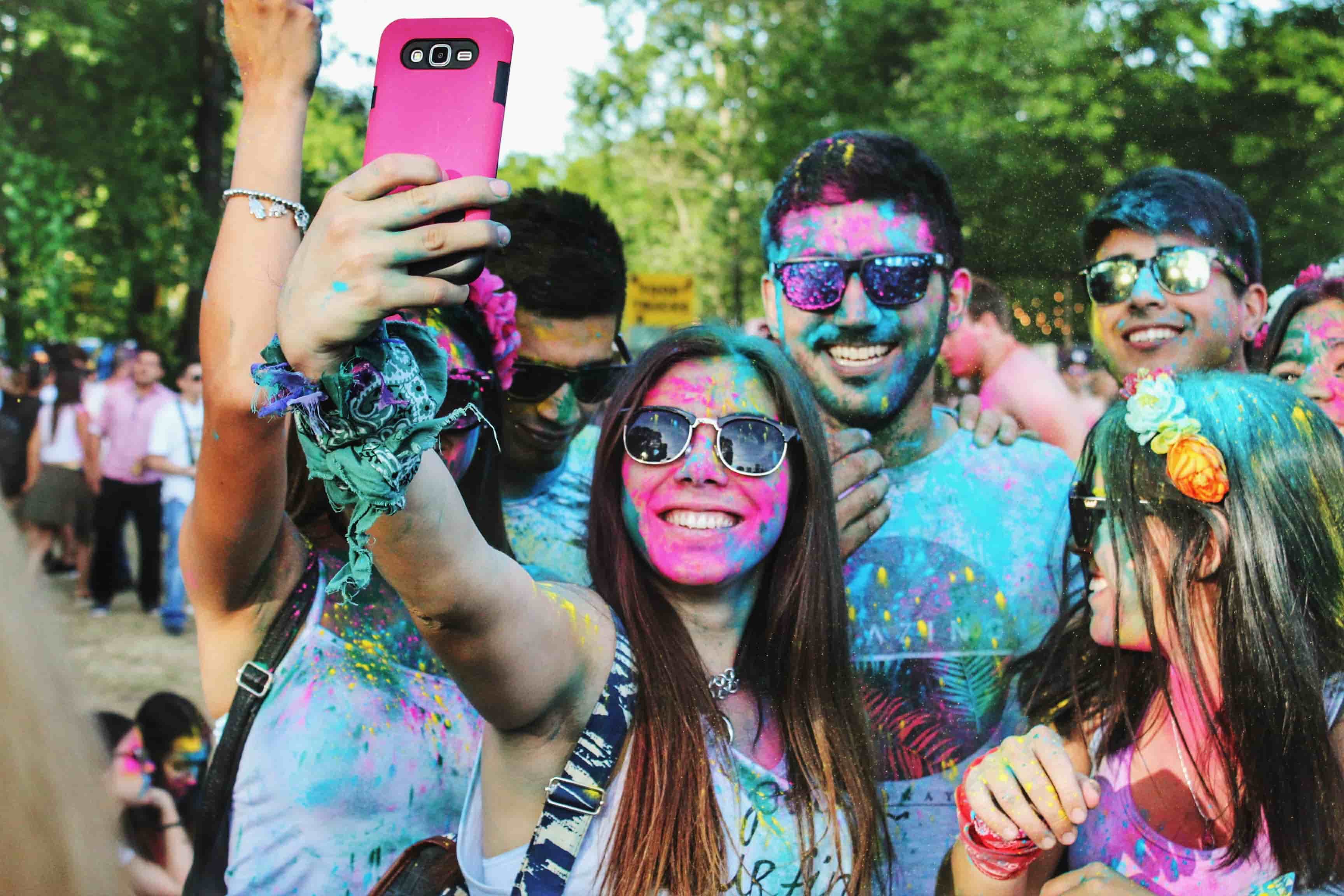 millenials taking picture on wecolor festival